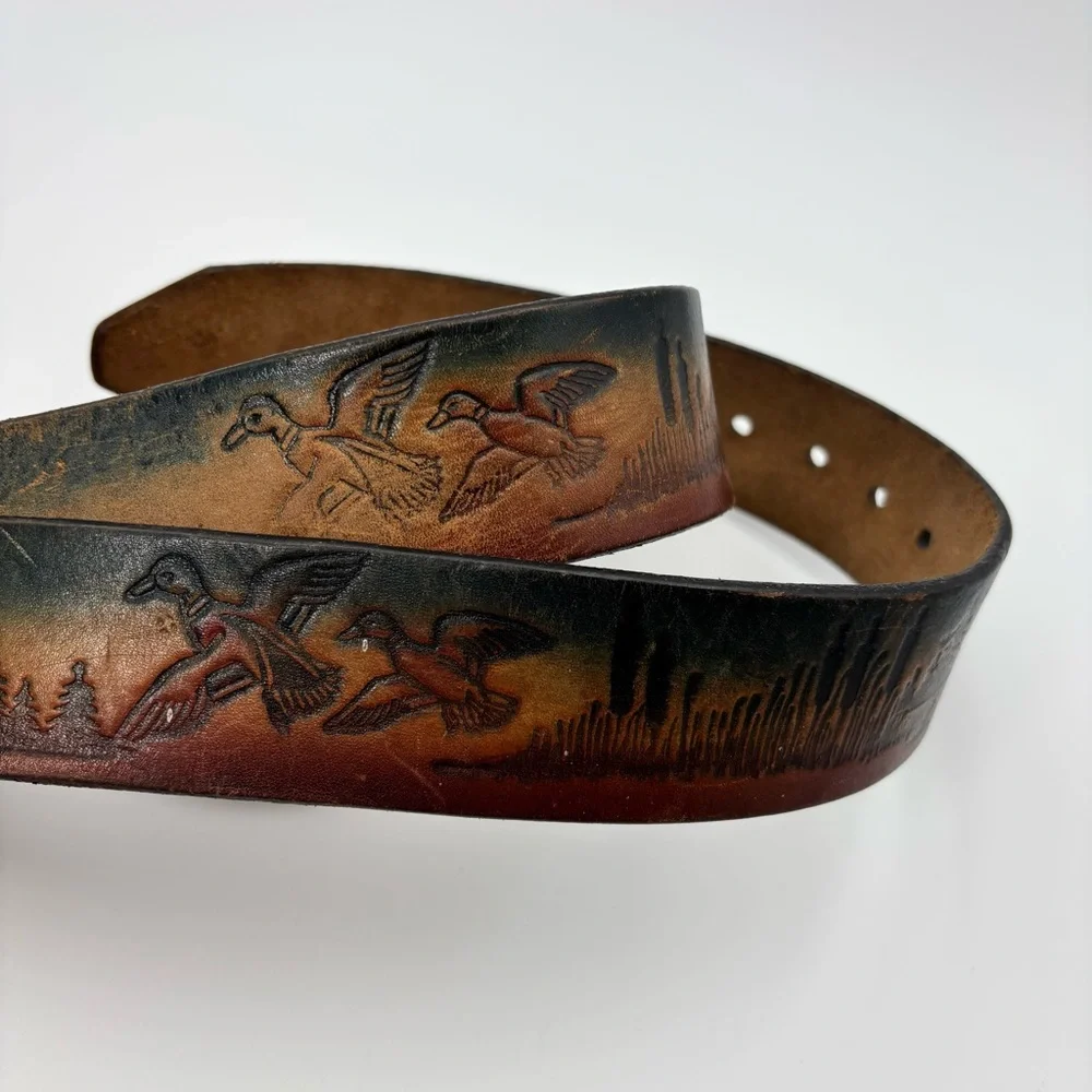 Artisan Leather Belt Gavere Leather belt features‎ a embossed duck Silver Buckle